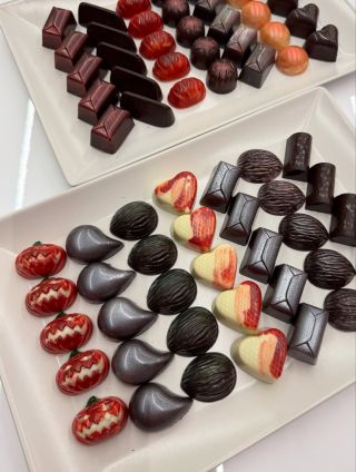 🍬🍫 JAKÝ BONBÓNEK SI VYBERETE? 🎃 Jo a na www.mirkastudio.cz jsou vánoční kurzy! ❤️ V naší domovině @chocotopiacz se mel...